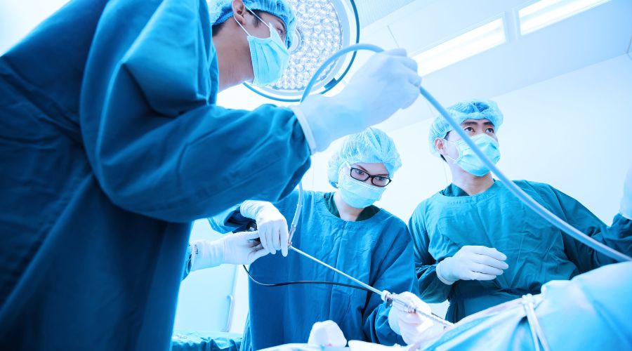 tre medici che stanno intervenendo su un paziente in sala operatoria